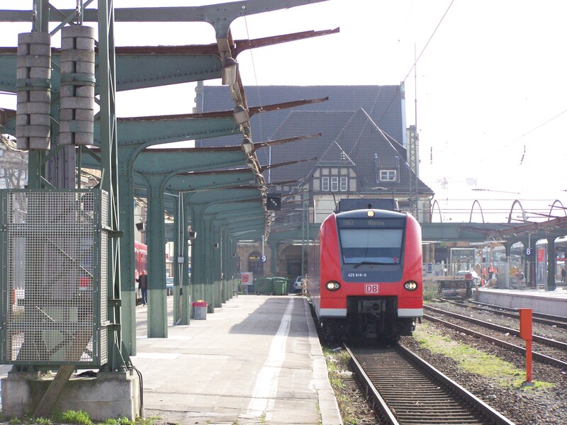 Das rechte Gleis war für die SEG Strecke nach Offstein, mittlerweile völlig vom Netz abgehängt (seit Bau einer neuen Neusatzbrücke)