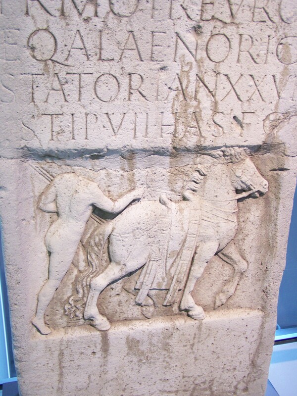 Horse in full gear, with the typical Roman saddle (Xanten Museum, photo: R.H.)