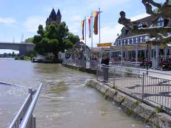 Worms am Rhein, Rheinpromenade bei Hochwasser mit Hagenbräu und Nibelungenbrücke