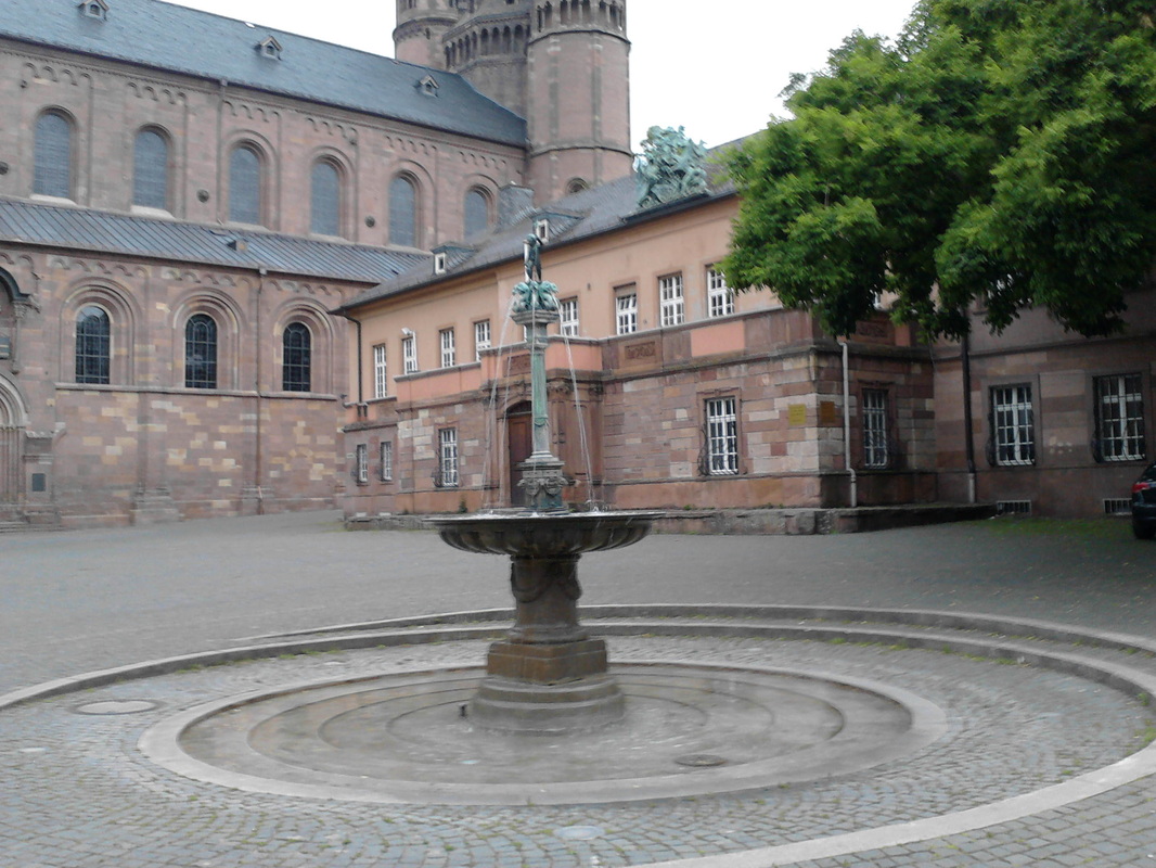 Worms Schloßplatz Dom Brunnen cathedral