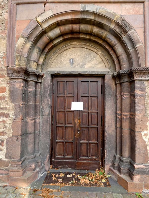 The Romanesque entrance to the synagogue in Worms/Warmaia | Romanisches Eingangsportal