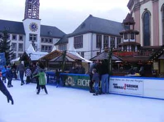 Winterzauberland: Eisbahn am Marktplatz mit Rathaus im Hintergrund // Ice skating on the Market Square
