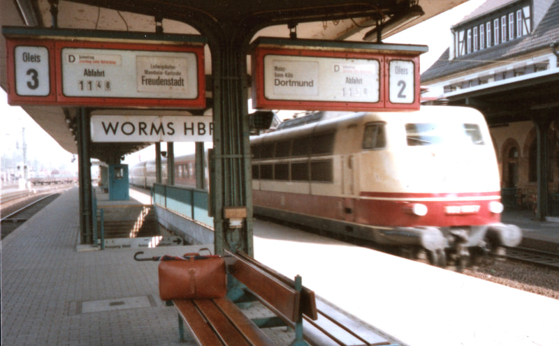 BR 103. Siehe auch Anzeige: Gleis 2 D-Zug nach Dortmund, Gleis 3 nach Freudenstadt...