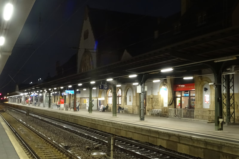 Worms Hbf // Worms Central Station: Platform/Gleis 1 und Empfangsgebäude