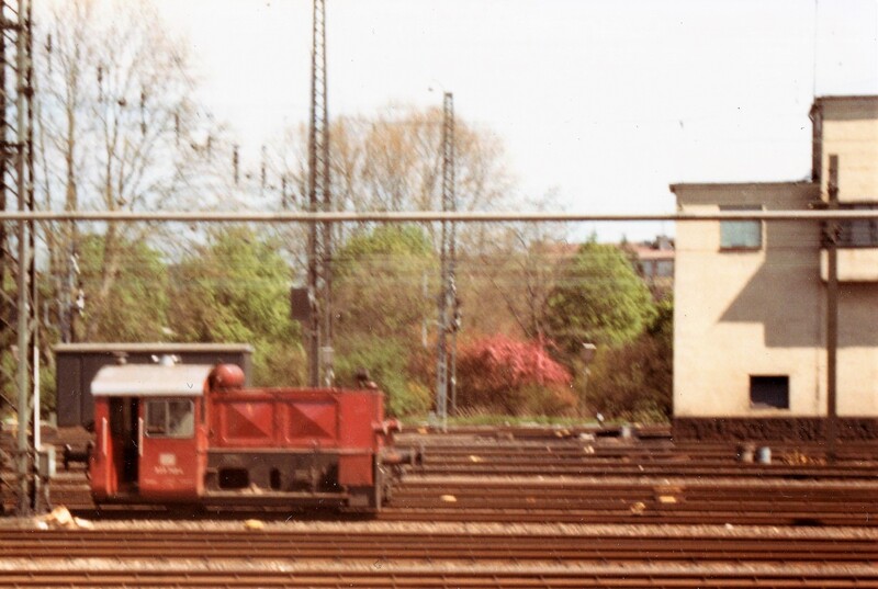 Köf imHf Worms. Im Hintergrund das alte Stellwerk Wf zwischen Gleis 1/8 (April 1984; photo: R.H.)