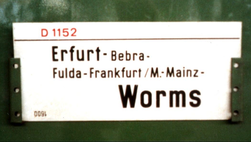 Neue Züge zwischen BRD und DDR nach 1989. Der D-Zug der ostdeutschen Reichsbahn im Hbf Worms // New trains between East and West Germany, like the East German express train between Erfurt and Worms Hbf.